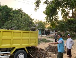 Kirim 10 Dump Truk, Ketua DPRD Pandeglang Bantu Perbaikan Jalan Rusak di Patia