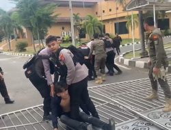Sekali Tendang Pintu Gerbang Dewan Roboh, Aksi Mahasiswa Cilegon Ricuh