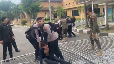 Sekali Tendang Pintu Gerbang Dewan Roboh, Aksi Mahasiswa Cilegon Ricuh