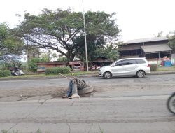 Membahayakan! Lubang Besar di JLS Ditutup Ban Bekas