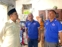 Ketua Dewan dan Forum Pengusaha Samangraya Bantu Perbaikan Rumah Warga Hampir Ambruk