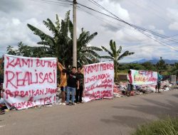 Masyarakat Purwakarta Juga Bentangkan Spanduk di Jalan Rusak