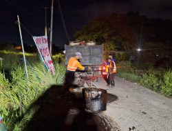 Malam Hari, Robinsar Blusukan Pantau Perbaikan Jalan Purwakarta