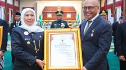 Ketua Umum PWI Pusat Akhmad Munir Raih Lencana Kehormatan “Jer Basuki Mawa Beya” dari Gubernur Jatim