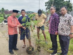 Lurah Ketileng Jemput Bola Antar 70 Pohon ke Warga, Dukung Program Sejuta Pohon Robinsar