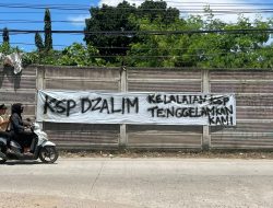 Spanduk “KSP Dzalim” Muncul di Tembok Golf Royale Krakatau, Warga Desak Pertanggungjawaban Banjir