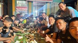 Kebersamaan Tanpa Sekat, Satgas TMMD dan Warga Mekarsari Santap Nasi Liwet Bersama