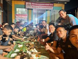 Kebersamaan Tanpa Sekat, Satgas TMMD dan Warga Mekarsari Santap Nasi Liwet Bersama