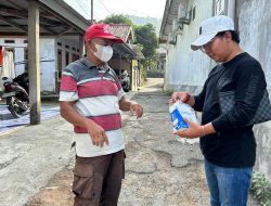 Ketua RW 01 Pecinan Bagikan Masker untuk Warga Terdampak Debu, Desak Penanganan Segera