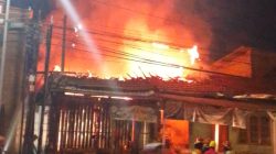 Ruko di Jalan Raya Anyer Kerenceng Terbakar, Petugas Damkar Lakukan Penanganan