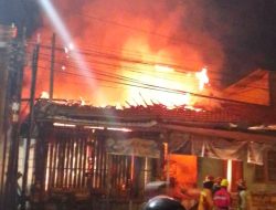 Ruko di Jalan Raya Anyer Kerenceng Terbakar, Petugas Damkar Lakukan Penanganan