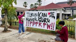 Gema Al-Khairiyah Cilegon Bentangkan Spanduk, Tagih Kepastian Hak Guru PPPK Paruh Waktu