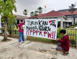 Gema Al-Khairiyah Cilegon Bentangkan Spanduk, Tagih Kepastian Hak Guru PPPK Paruh Waktu